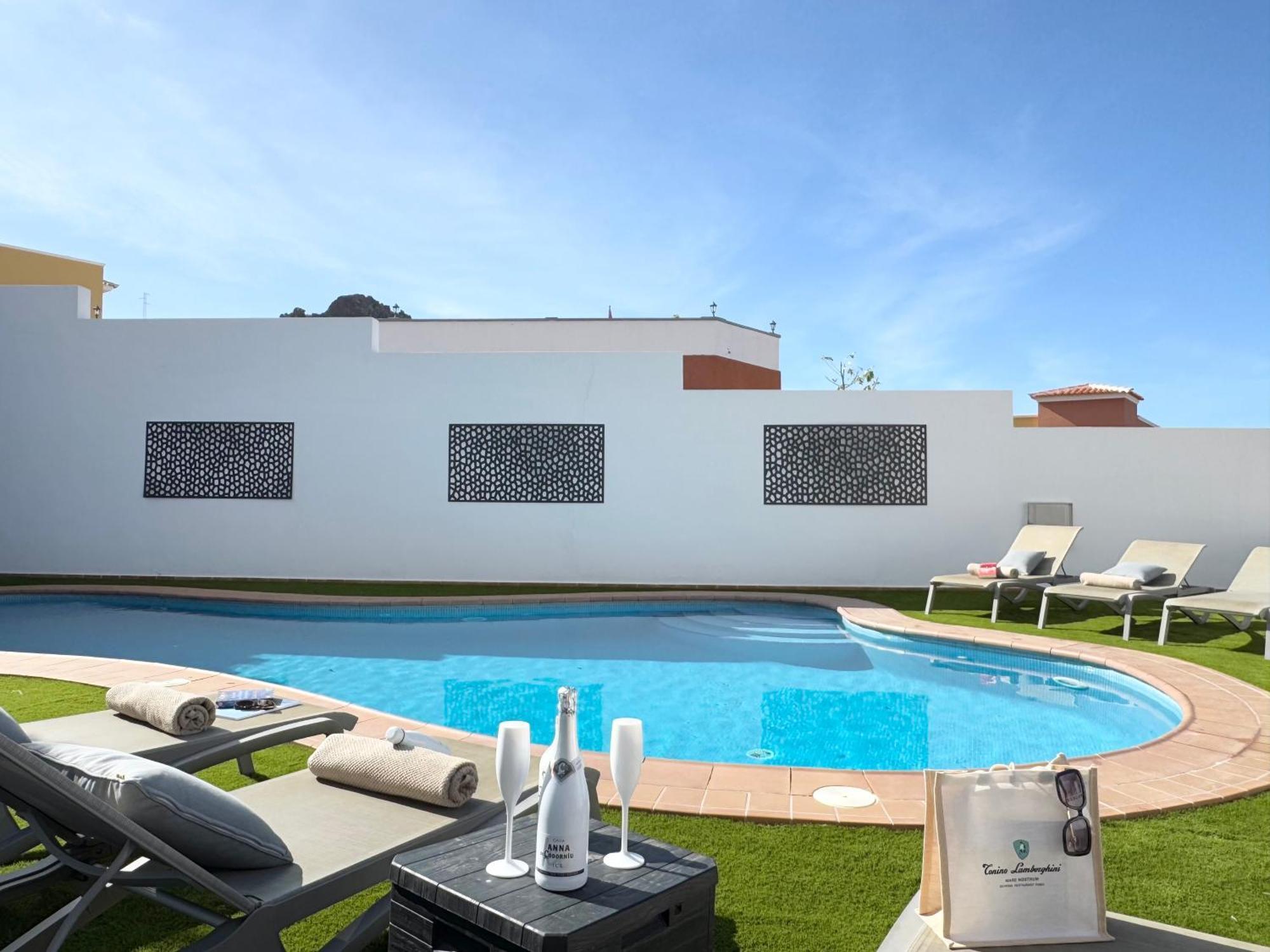 Villa Amorio A Spacious Modern Getaway With A Private Heated Pool & Sea Views Costa Adeje  Exterior foto